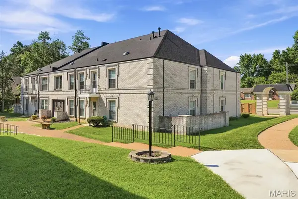 4392 Chateau De Ville Drive #H, Unincorporated, MO 63129