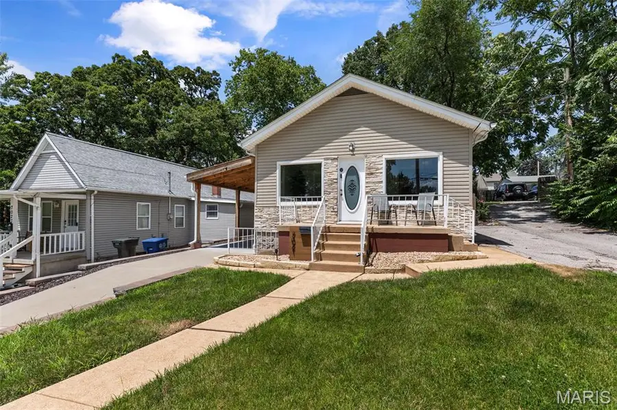 7021 Glades Avenue, Saint Louis, MO 63117 - #2