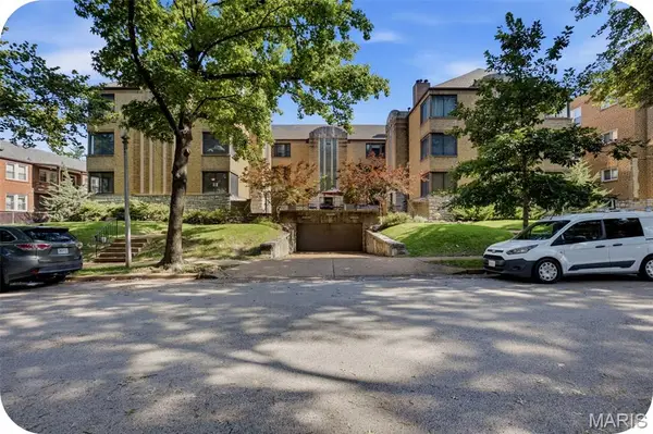 7561 Byron Place #1W, Clayton, MO 63105