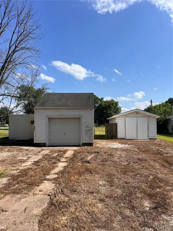 196 E Elm Street, Winfield, MO 63389
