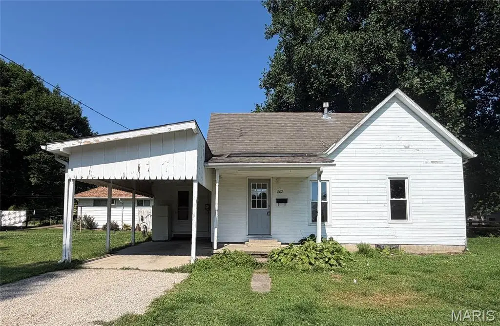 1302 W Edwards Street, Vandalia, IL 62471 - #1