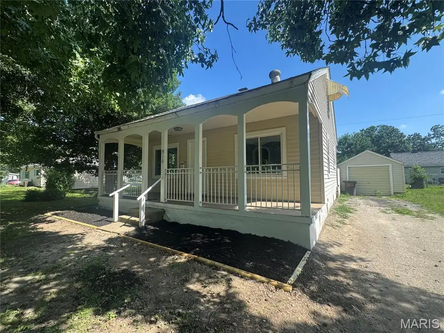 916 E College Avenue, Greenville, IL 62246 - #2