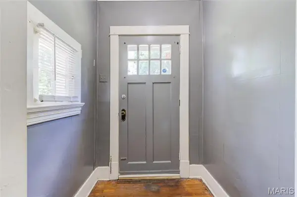 2428 Mary Avenue, St Louis, MO 63136