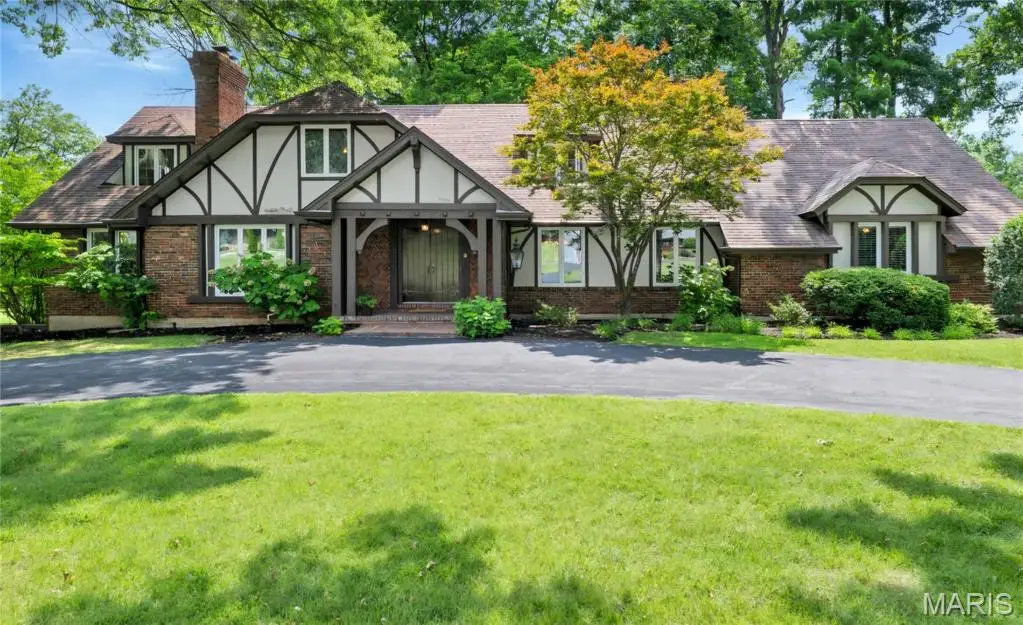56 Meadowbrook Country Club Estate, Ballwin, MO 63011 - #1