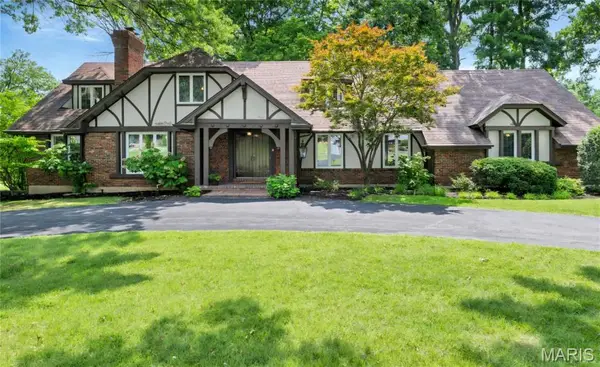56 Meadowbrook Country Club Estate, Ballwin, MO 63011