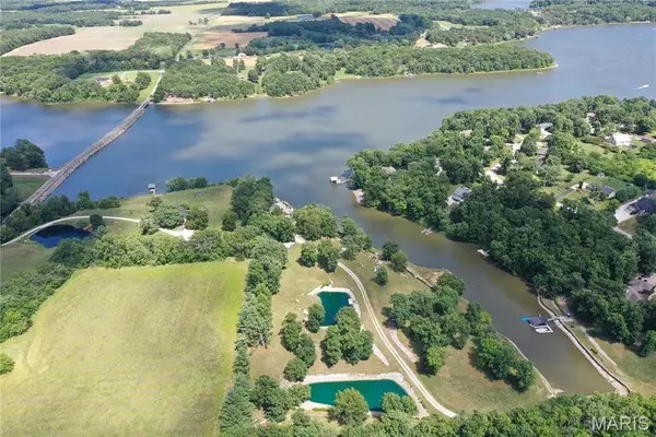 1 Fox Hollow Drive, Hillsboro, IL 62049