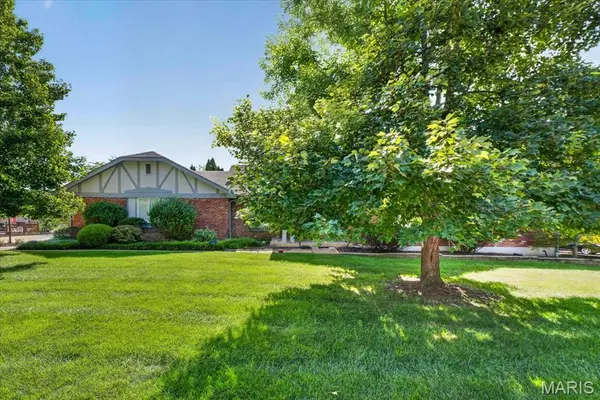 1632 Lochcrest Drive, Chesterfield, MO 63017