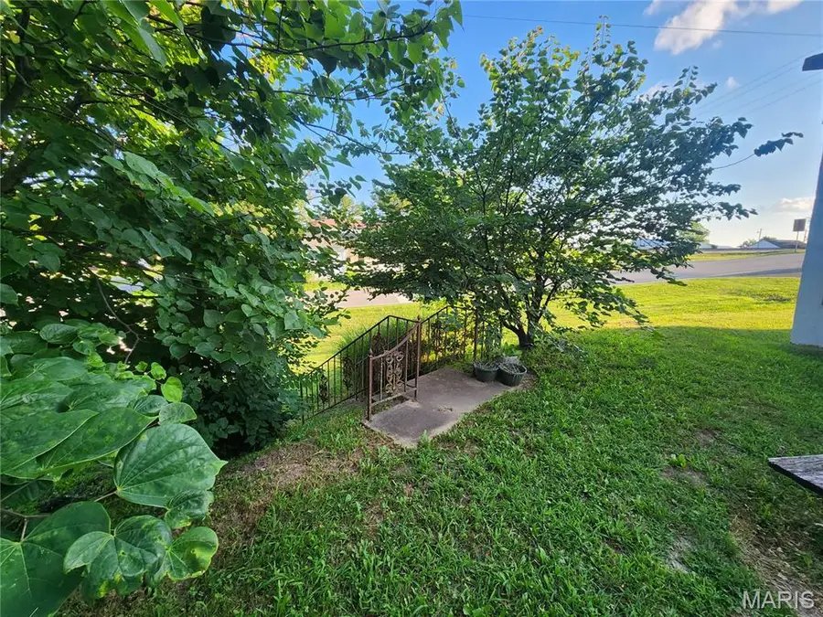 102 E Jefferson Avenue, Conway, MO 65632 - #3