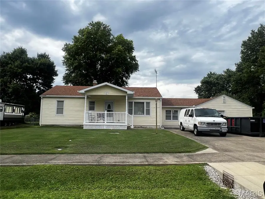 107 W 6th North Street, Mount Olive, IL 62069 - #2