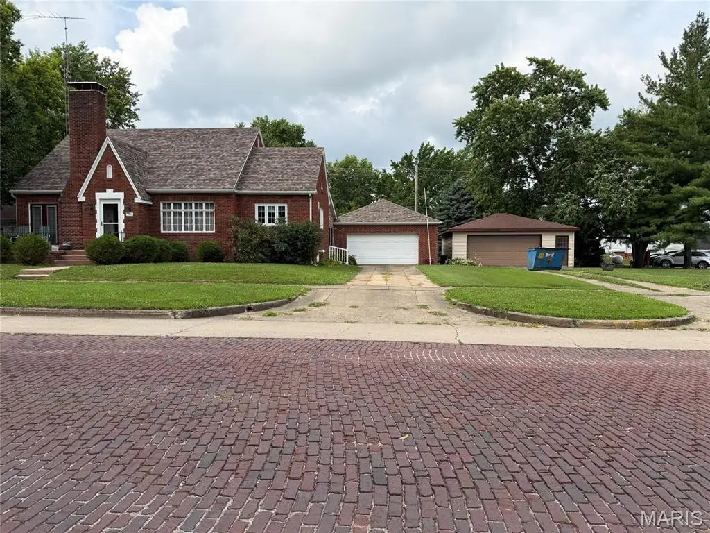 116 S Cedar Street, Nokomis, IL 62075 - #1