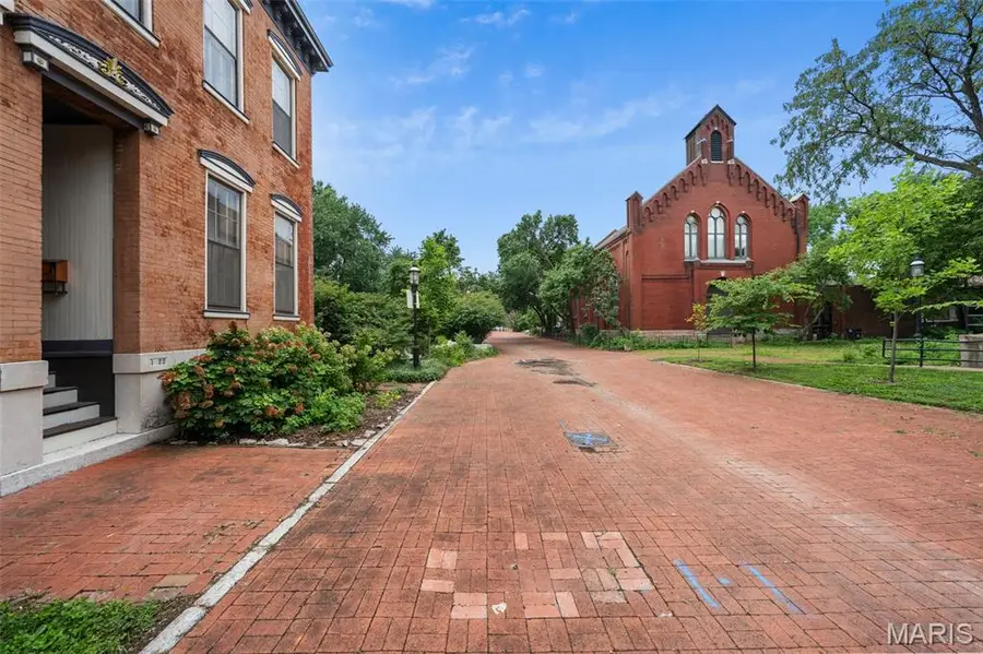 1322 S 10th Street, Saint Louis, MO 63104 - #3