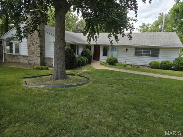 137 Woodridge Road, St Louis, MO 63122