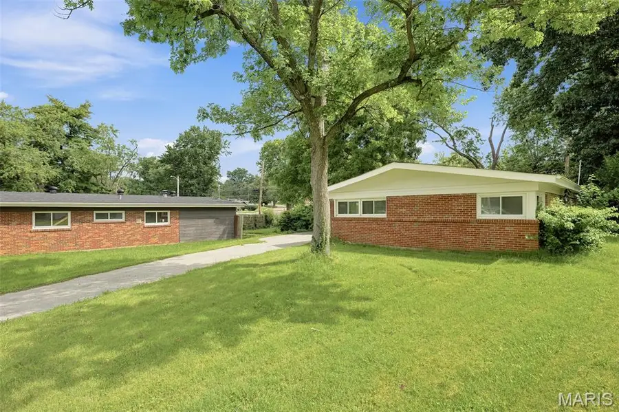 6830 Friarwood Dr, Saint Louis, MO 63134 - #2