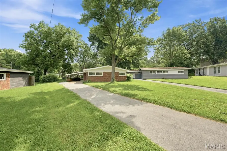 6830 Friarwood Dr, Saint Louis, MO 63134 - #3