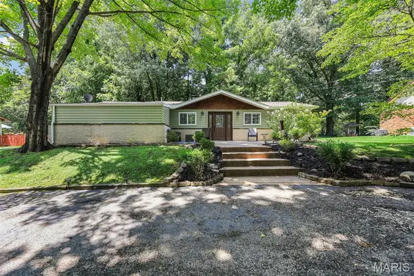 459 W Lake Drive, Edwardsville, IL 62025