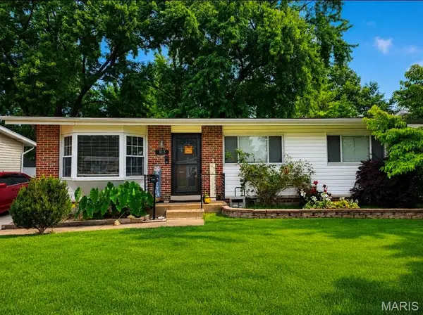 915 Bellarmine Lane, Florissant, MO 63031