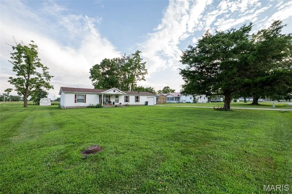 405 E Fayette Avenue, Patoka, IL 62875 - #1