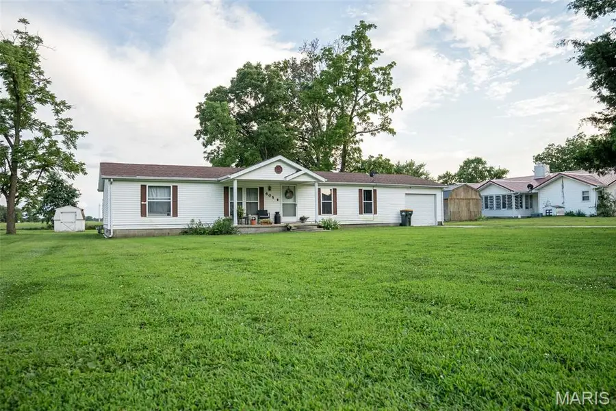 405 E Fayette Avenue, Patoka, IL 62875 - #2