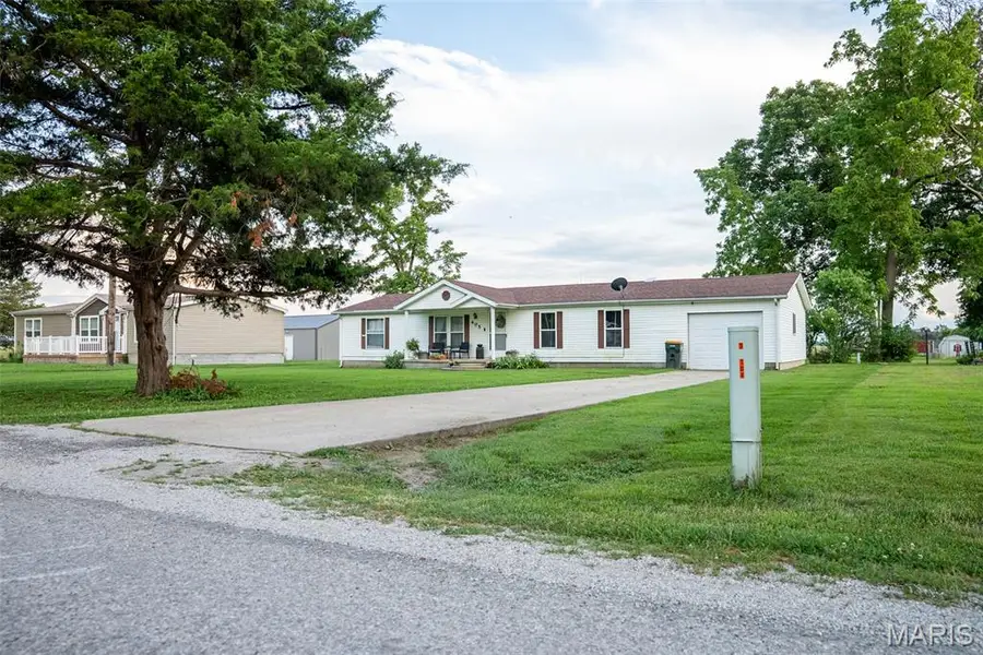 405 E Fayette Avenue, Patoka, IL 62875 - #3