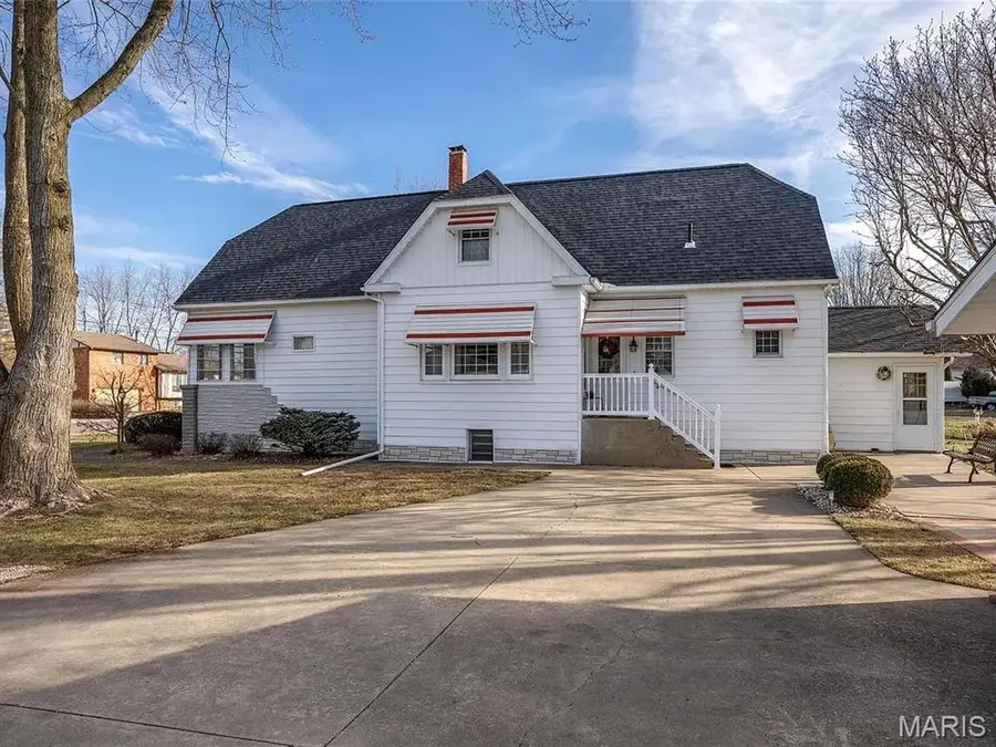 1030 W 6th Street, Staunton, IL 62088 - #2