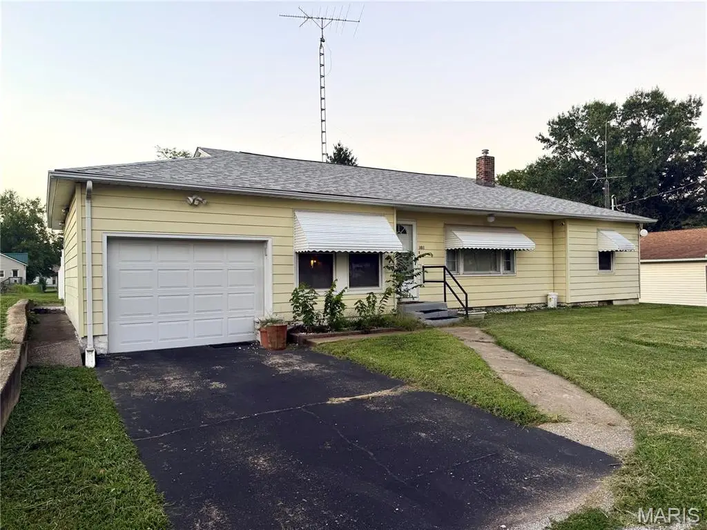 303 Davis, Ava, IL 62907 - #1
