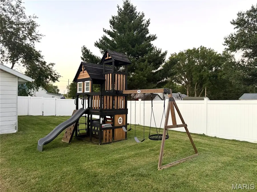 303 Davis, Ava, IL 62907 - #2