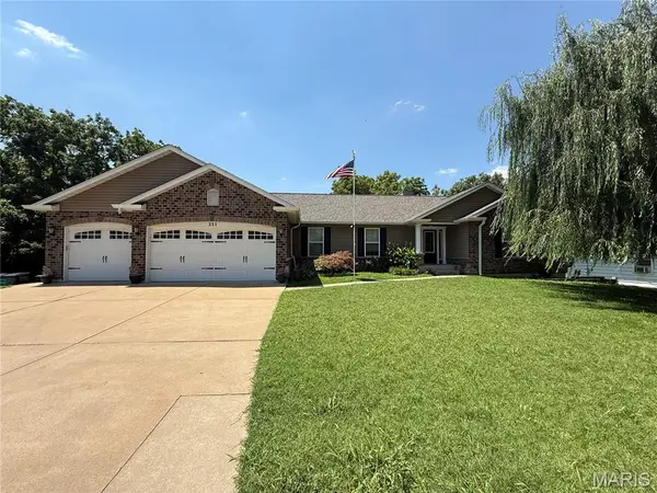 211 Shumate Avenue, Maryland Heights, MO 63043