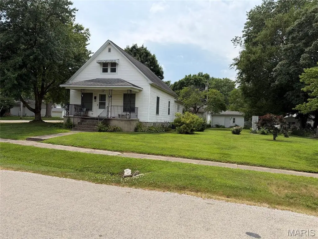 526 Sanford Avenue, Nokomis, IL 62075 - #1