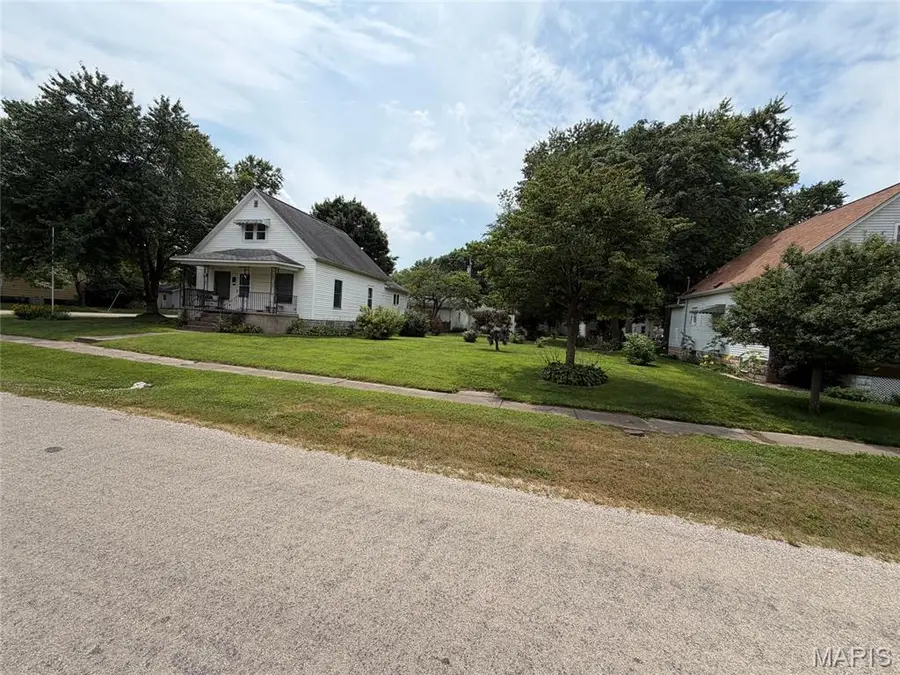 526 Sanford Avenue, Nokomis, IL 62075 - #3
