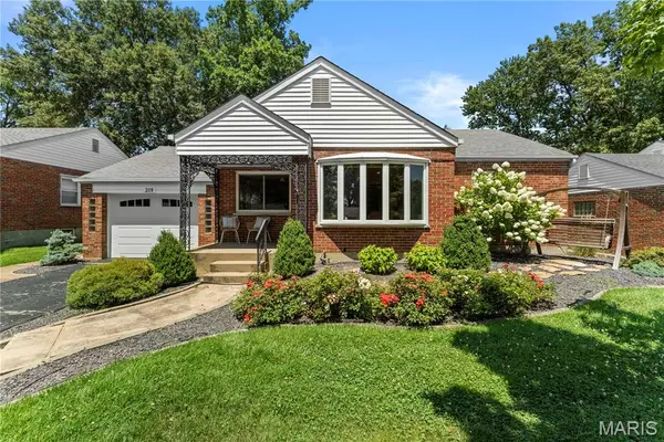 219 Sunningwell Drive, Webster Groves, MO 63119