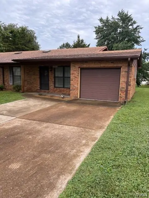 2416 College Drive, Belleville, IL 62221