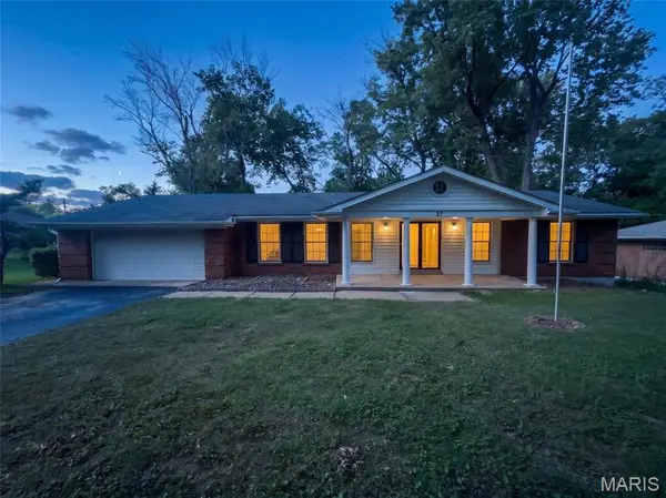 27 Nob Hill Drive, Hazelwood, MO 63138