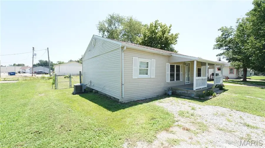 514 W Elk St, Dexter, MO 63841 - #3