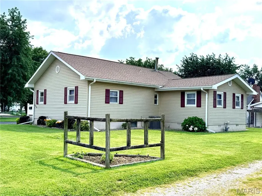 908 Staunton Rd Road, Gillespie, IL 62033 - #2