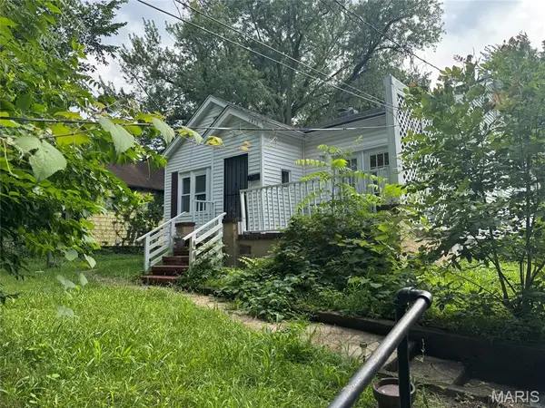 2426 Mary Avenue, St Louis, MO 63136