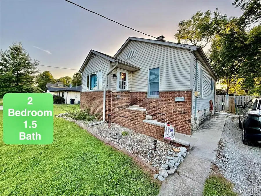 411 E Chestnut, Gillespie, IL 62033 - #2
