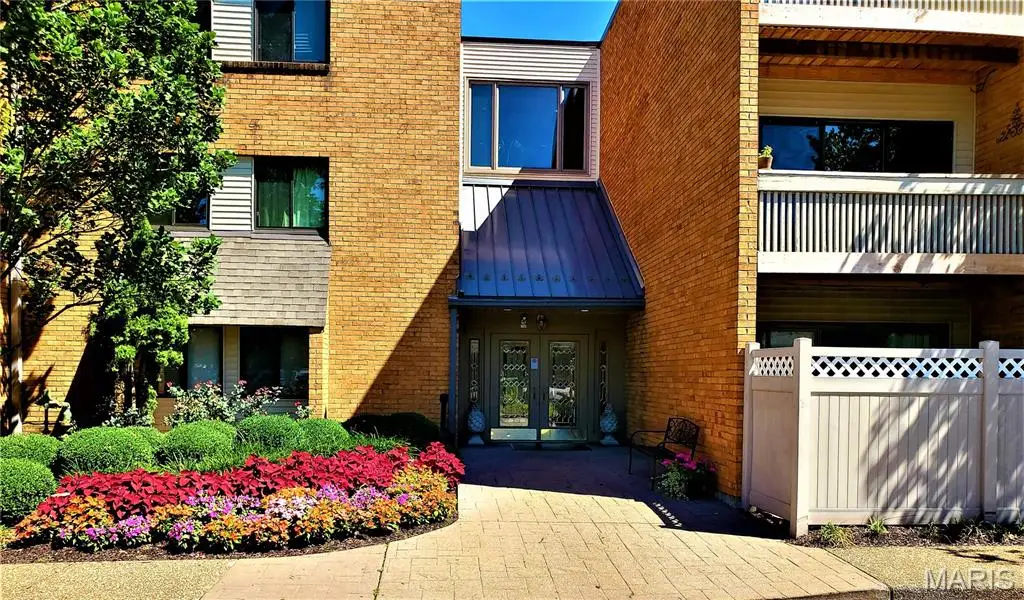 950 E. Rue De La Banque, Creve Coeur, MO 63141 - #1