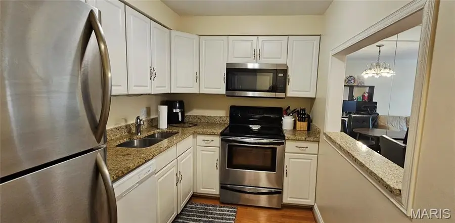 950 E. Rue De La Banque, Creve Coeur, MO 63141 - #2