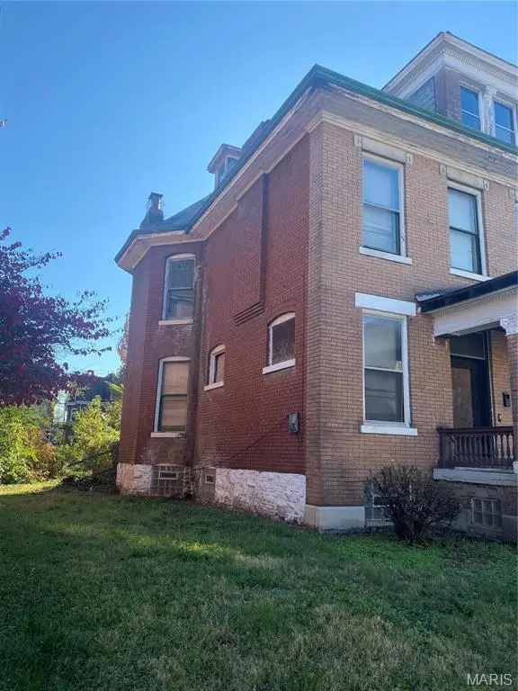 5038 Raymond Avenue, Saint Louis, MO 63113 - #3