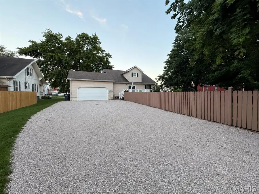 105 E Elm Street, Gillespie, IL 62033 - #3