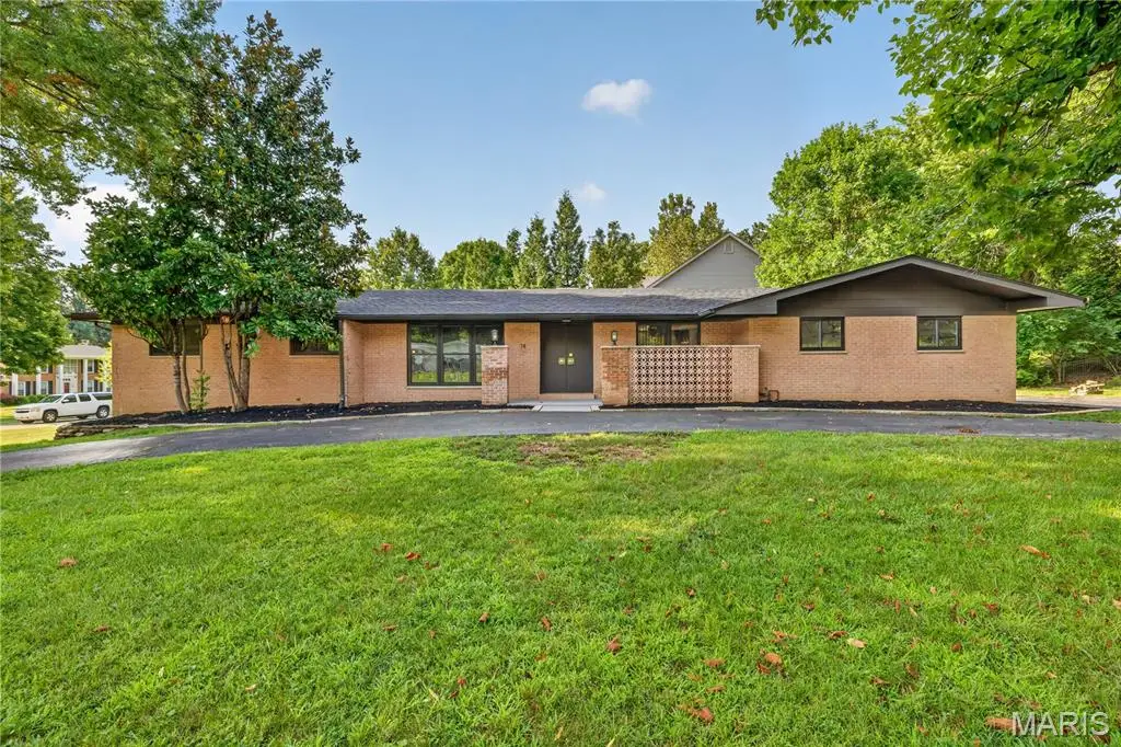 14 Wedgewood Lane, Creve Coeur, MO 63141 - #1