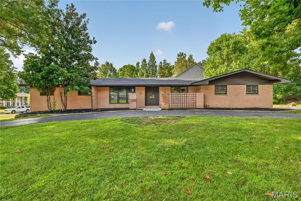 14 Wedgewood Lane, Creve Coeur, MO 63141