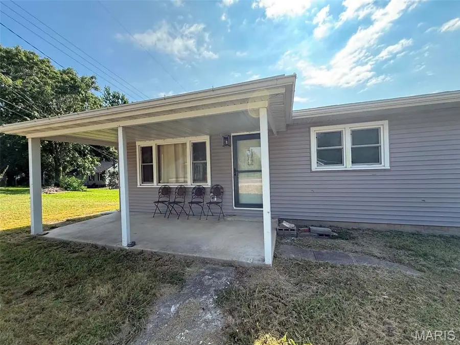104 S Montgomery Avenue, Vandalia, IL 62471 - #2
