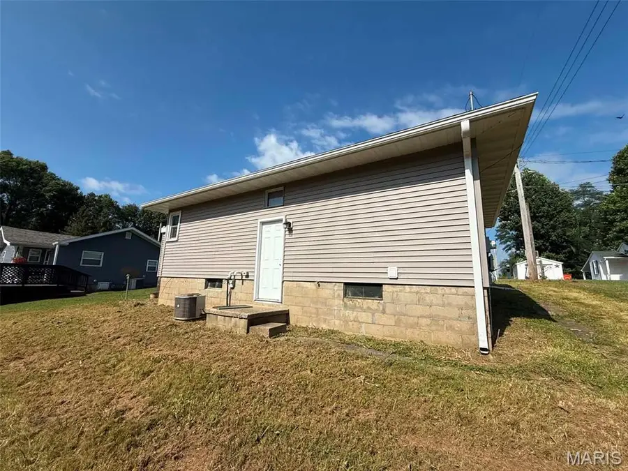 104 S Montgomery Avenue, Vandalia, IL 62471 - #3