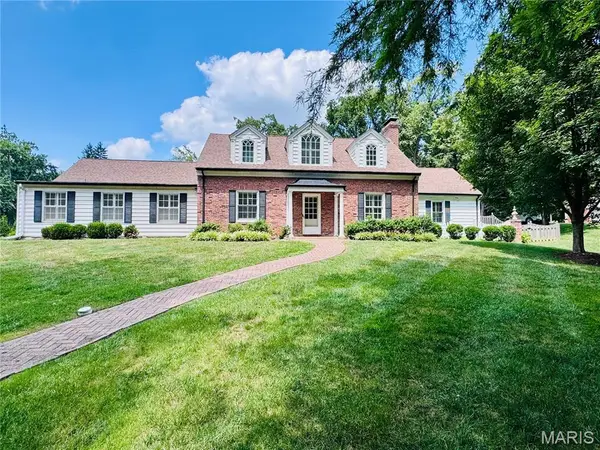 27 Ellsworth Lane, Ladue, MO 63124