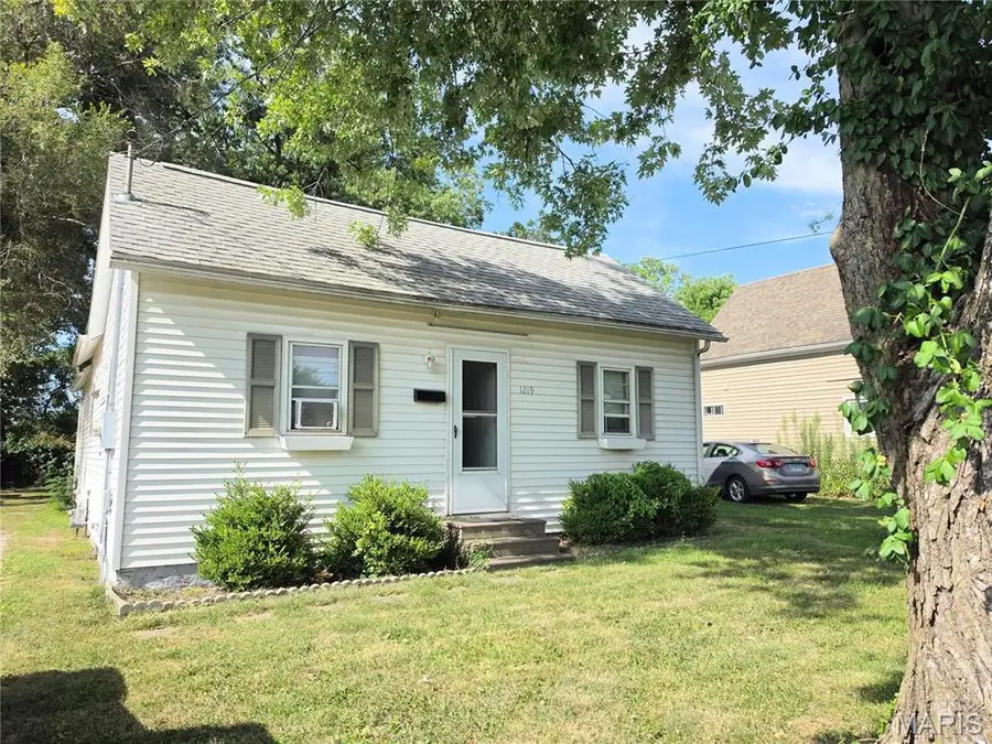 1219 School Street, Hillsboro, IL 62049 - #2