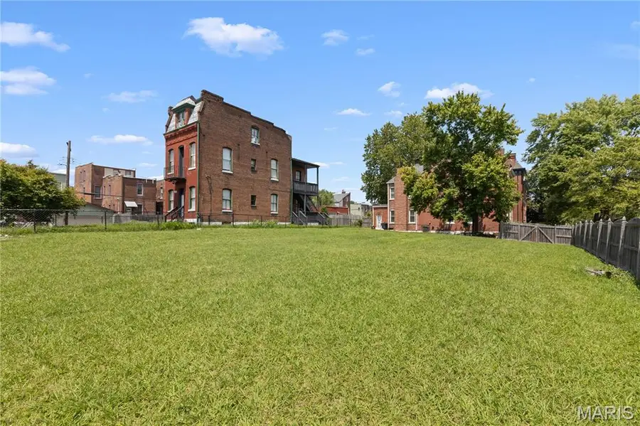 2211 Shenandoah Avenue, Saint Louis, MO 63104 - #2