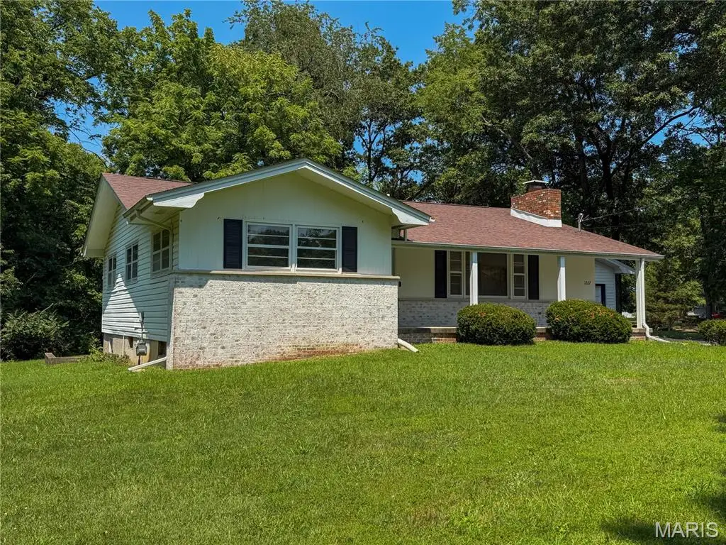 1227 W Henry Street, Staunton, IL 62088 - #1
