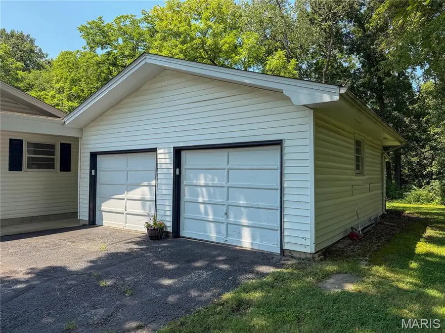 1227 W Henry Street, Staunton, IL 62088 - #2