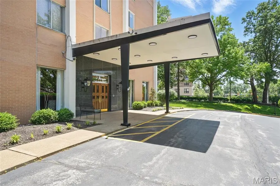 900 S Hanley Road #1B, Clayton, MO 63105 - #2